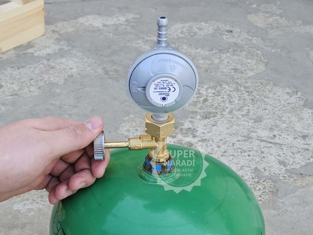 Jak připojit plynový regulátor na 2 kg PB láhev