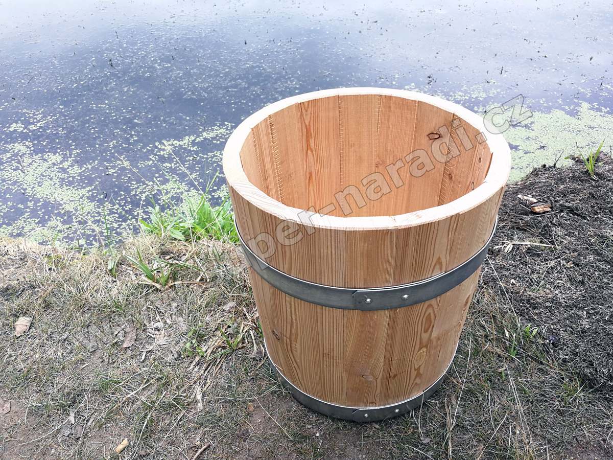 Dřevěný květináč 50x50 modřínový s kováním BDO