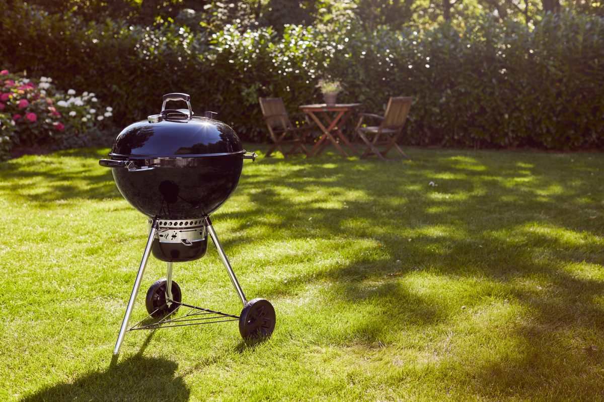 Weber SET Gril + rožeň Master-Touch GBS E-5750 na dřevěné uhlí + špíz 230V 7494