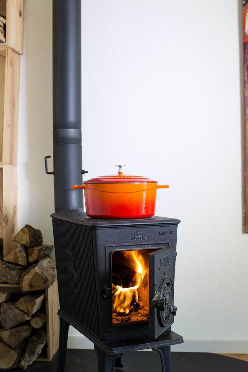 Litinový hrnec kulatý 28 cm, smaltovaný, černý LAVA Metal LVYTC28K2BL