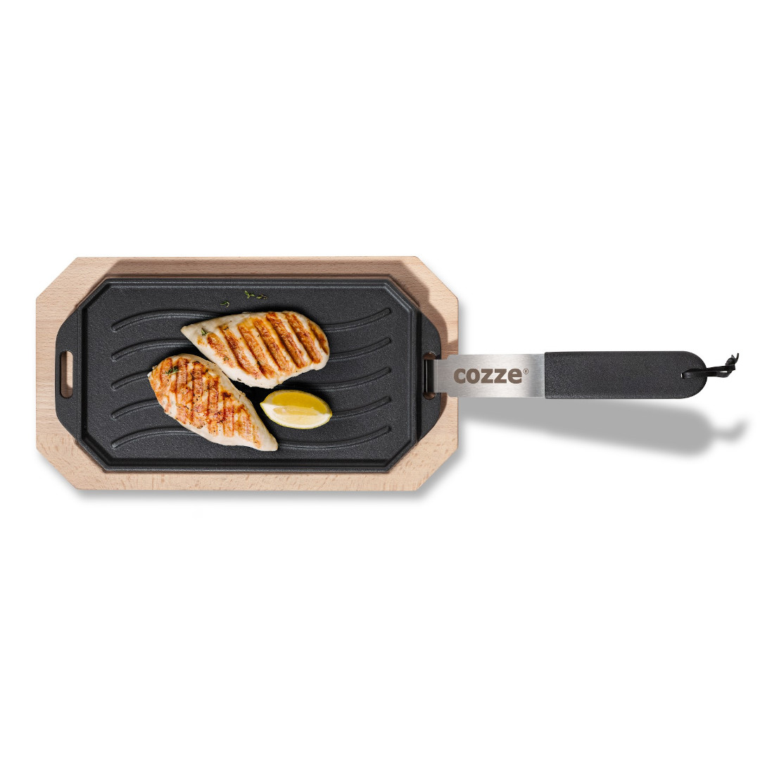 Cozze Litinová pánev 33x16,5 cm, s dřevěným tácem 90326 oboustranná, odnímatelné madlo