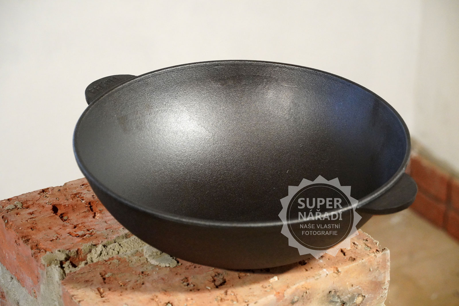 Litinová pánev 28 x 10 cm Wok 3,7l Brizoll W28, monolit