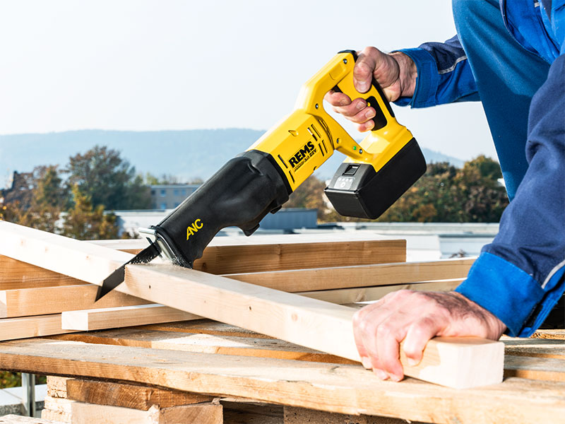 REMS Akku-Cat 22V VE Aku šavlová pila Li-Ion 21,6V, 5,0 Ah, 560052