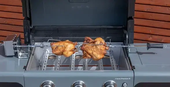 Set na rožnění - motor, jehla, 2 vidlice, uchycení, kryty hořáků Rotisserie Kit Campingaz 2181640