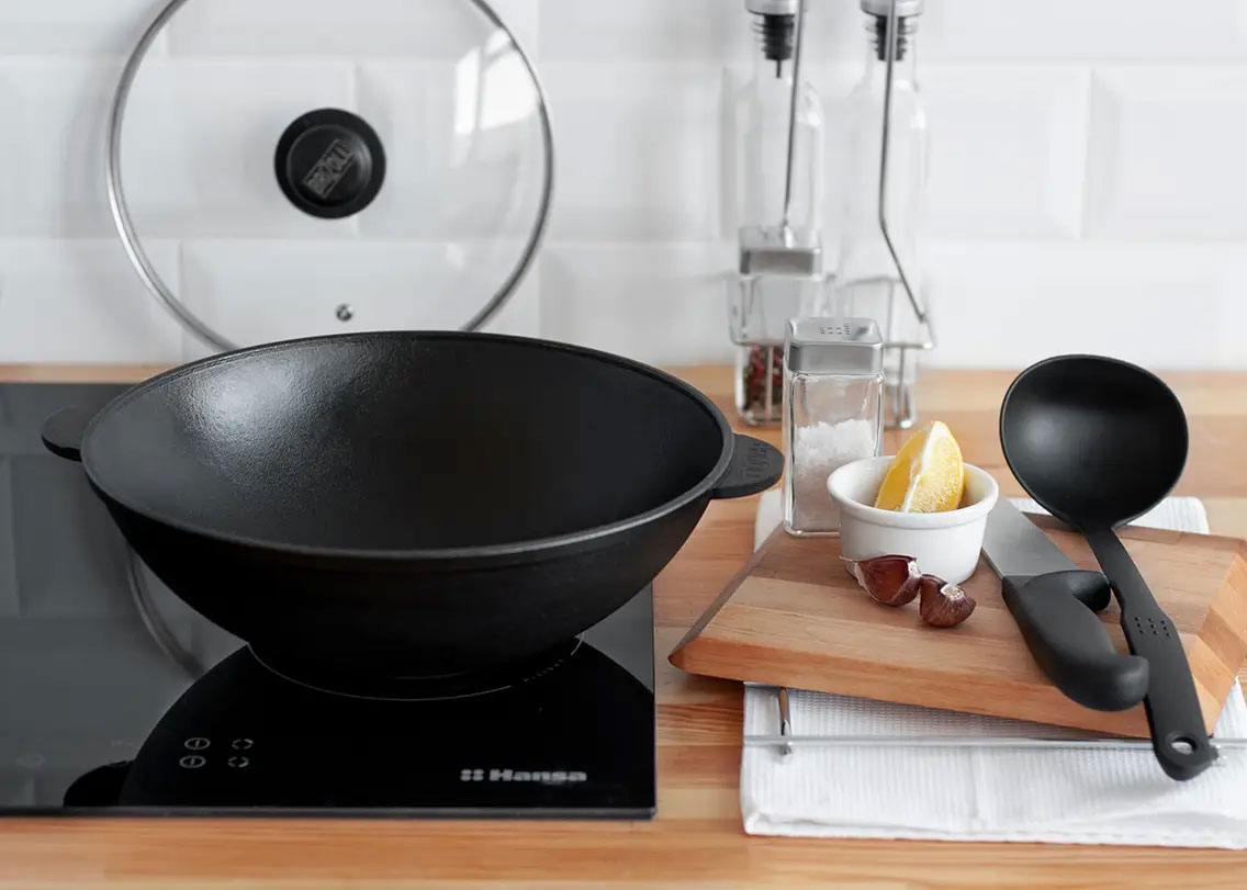 Litinová pánev 30 x 10 cm Wok 4,7l Brizoll W30, monolit