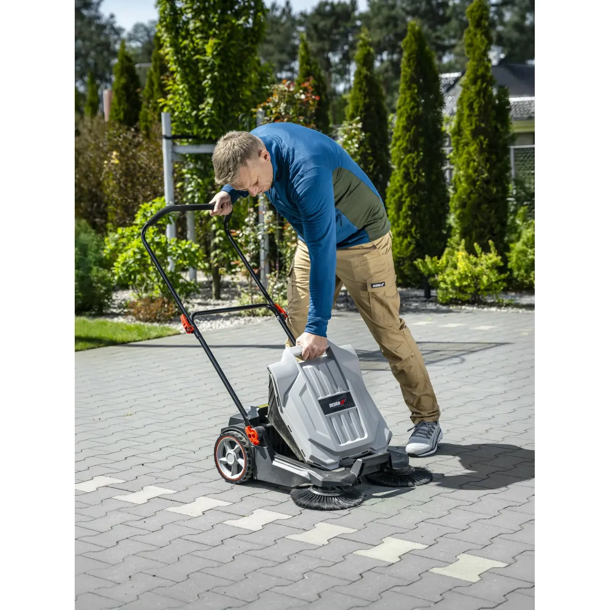 Dedra vozíkový mechanický zametač 650 mm DED8802, 3 kartáče, zásobník 18 l