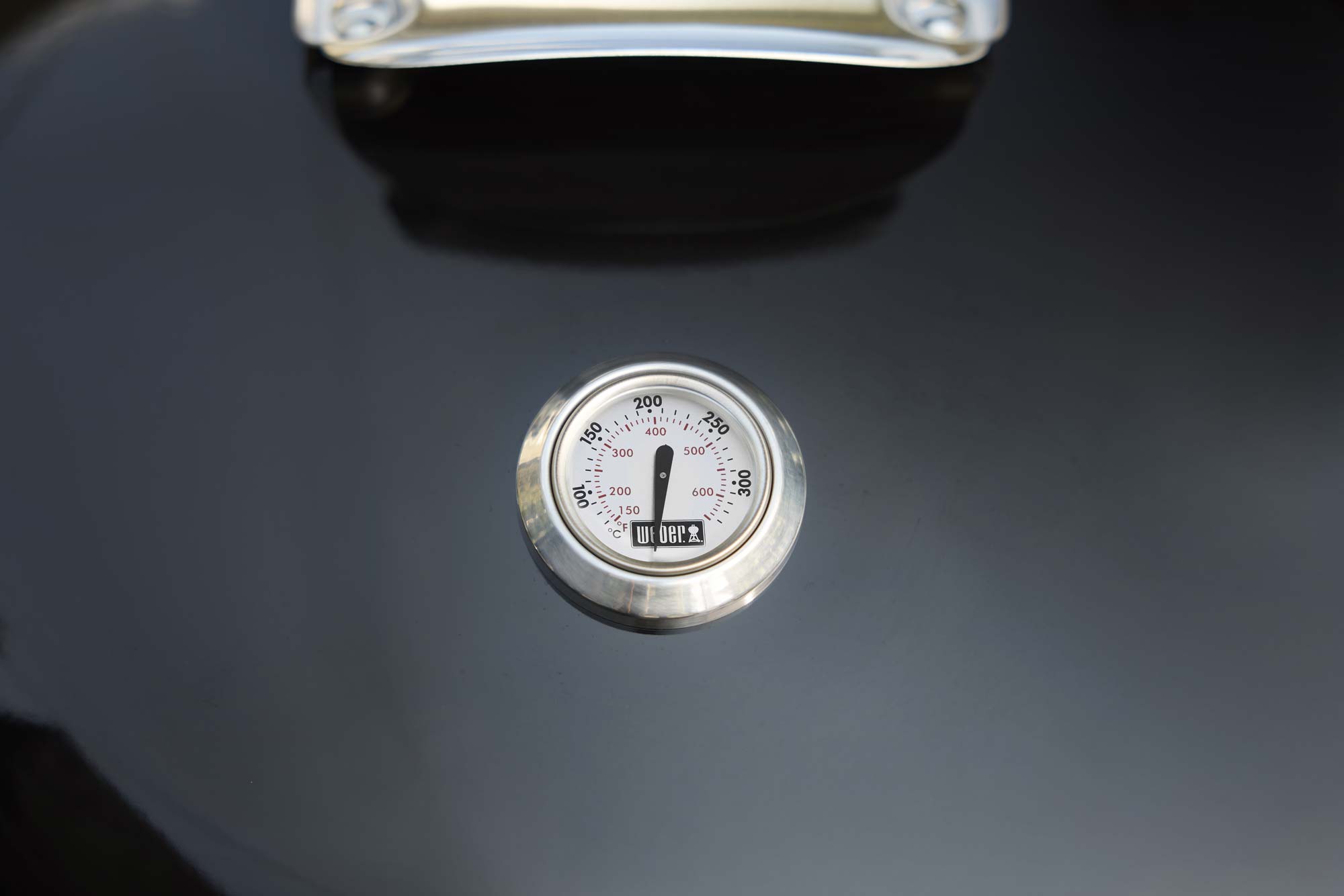 Weber Performer 57 cm, 1501630 gril na dřevěné uhlí, GBS, stolík, lišta Weber Works