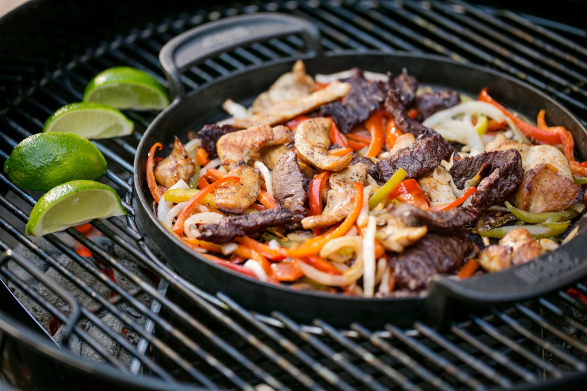 Weber Pánev litinová 30 cm, Gourmet BBQ systém, 7421 GBS