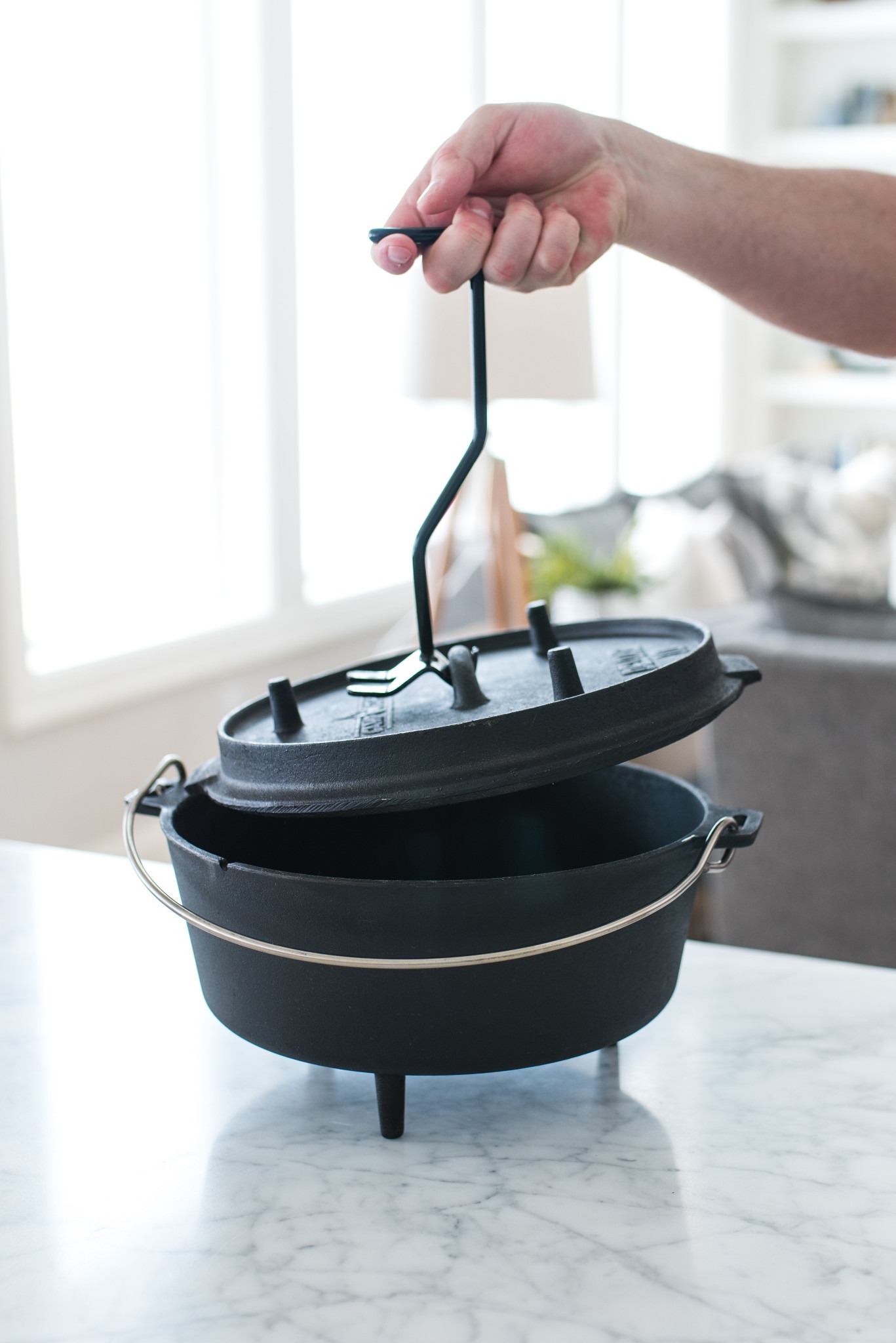 Litinový hrnec Camp Chef Deluxe Dutch Oven 25cm, 5l s poklicí a zvedákem CC-DO10 Holandská trouba