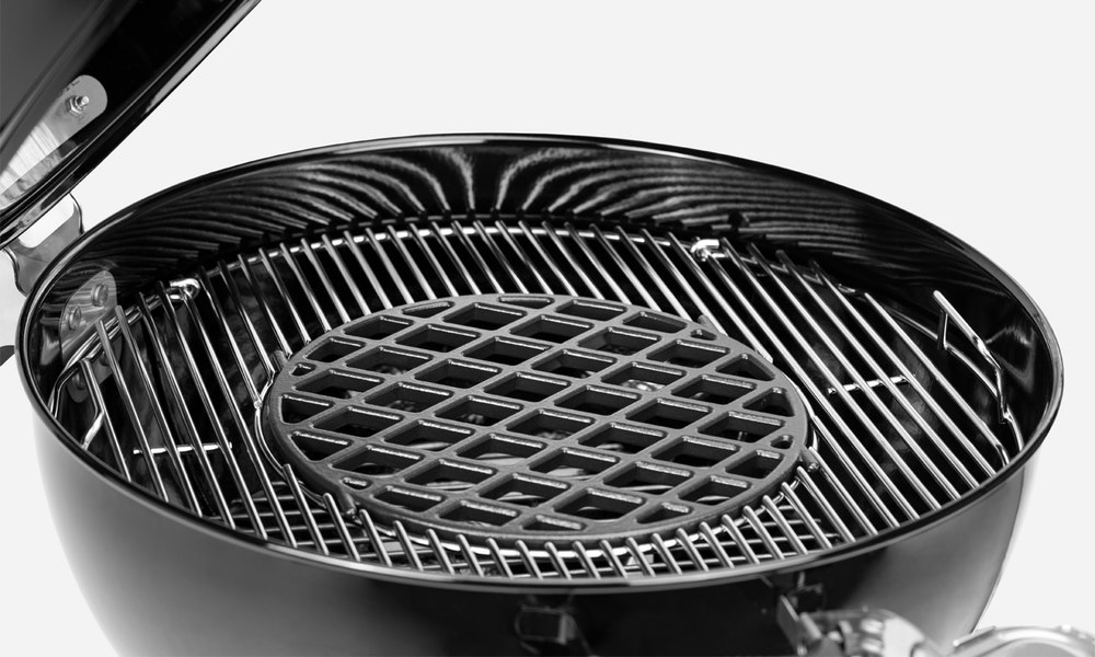 Weber Master-Touch GBS Premium E-5775 57cm gril, černý 17401004 na dřevěné uhlí s pantem
