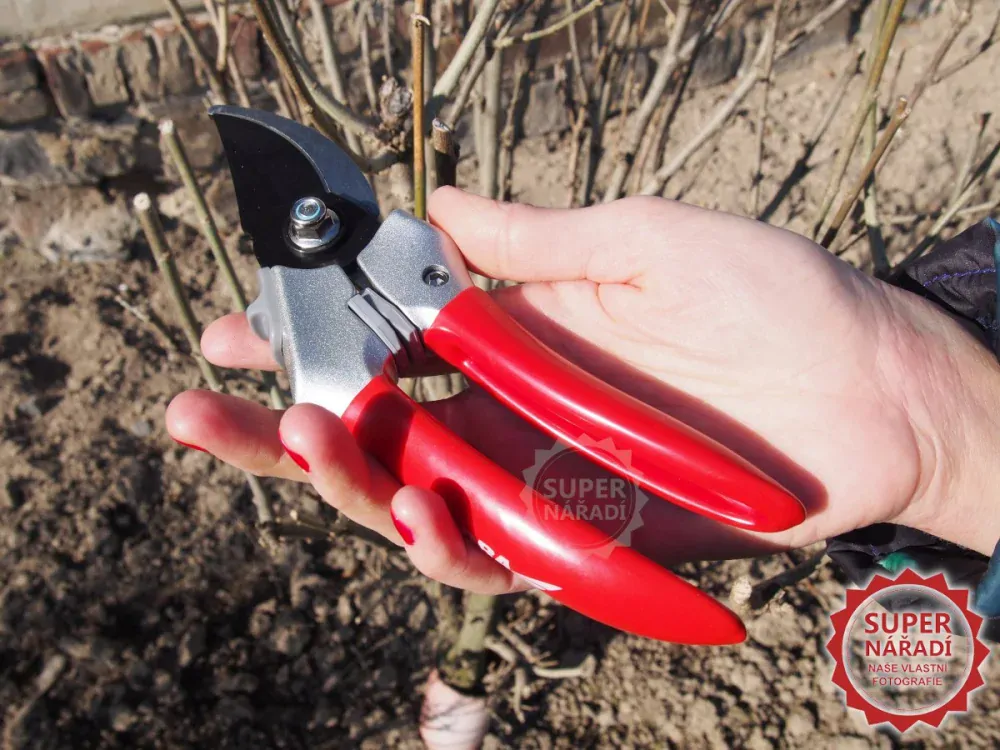 Zahradnické nůžky 20 cm Dedra 80A002 na živé výhonky do 20 mm, teflonová čepel