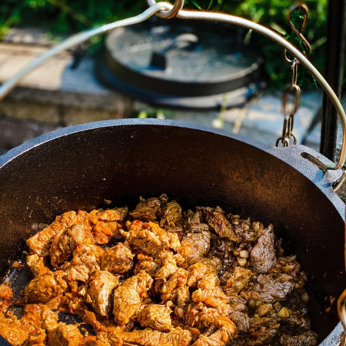 Litinový kotlík 32 cm 6,1 l dutch oven, nožky Valhal Outdoor VH6.1L+