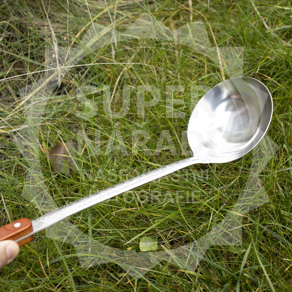 Nerezová naběračka 43 cm, 0,16l lžíce 11 cm, IE470 se vzorem, dřevěné madlo KZT chochla