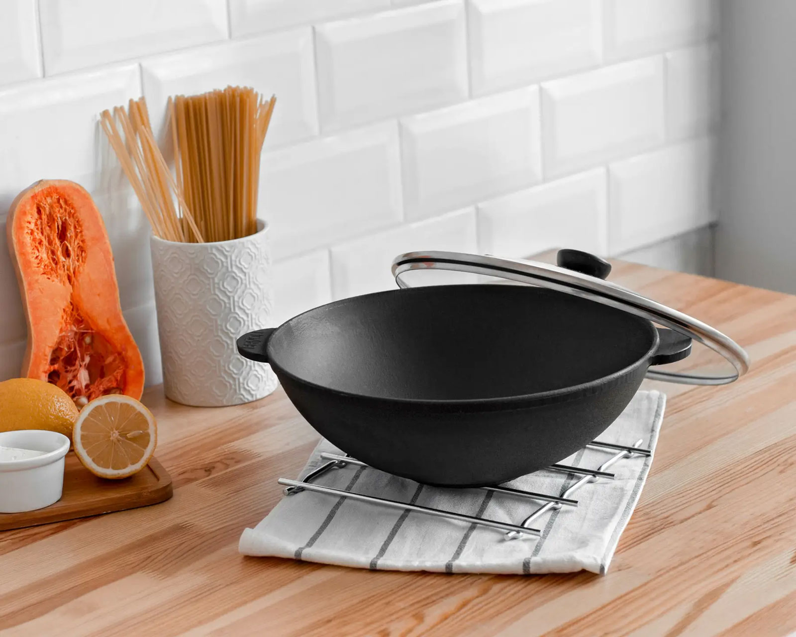 Litinová pánev 30 x 10 cm Wok 4,7l Brizoll W30, monolit
