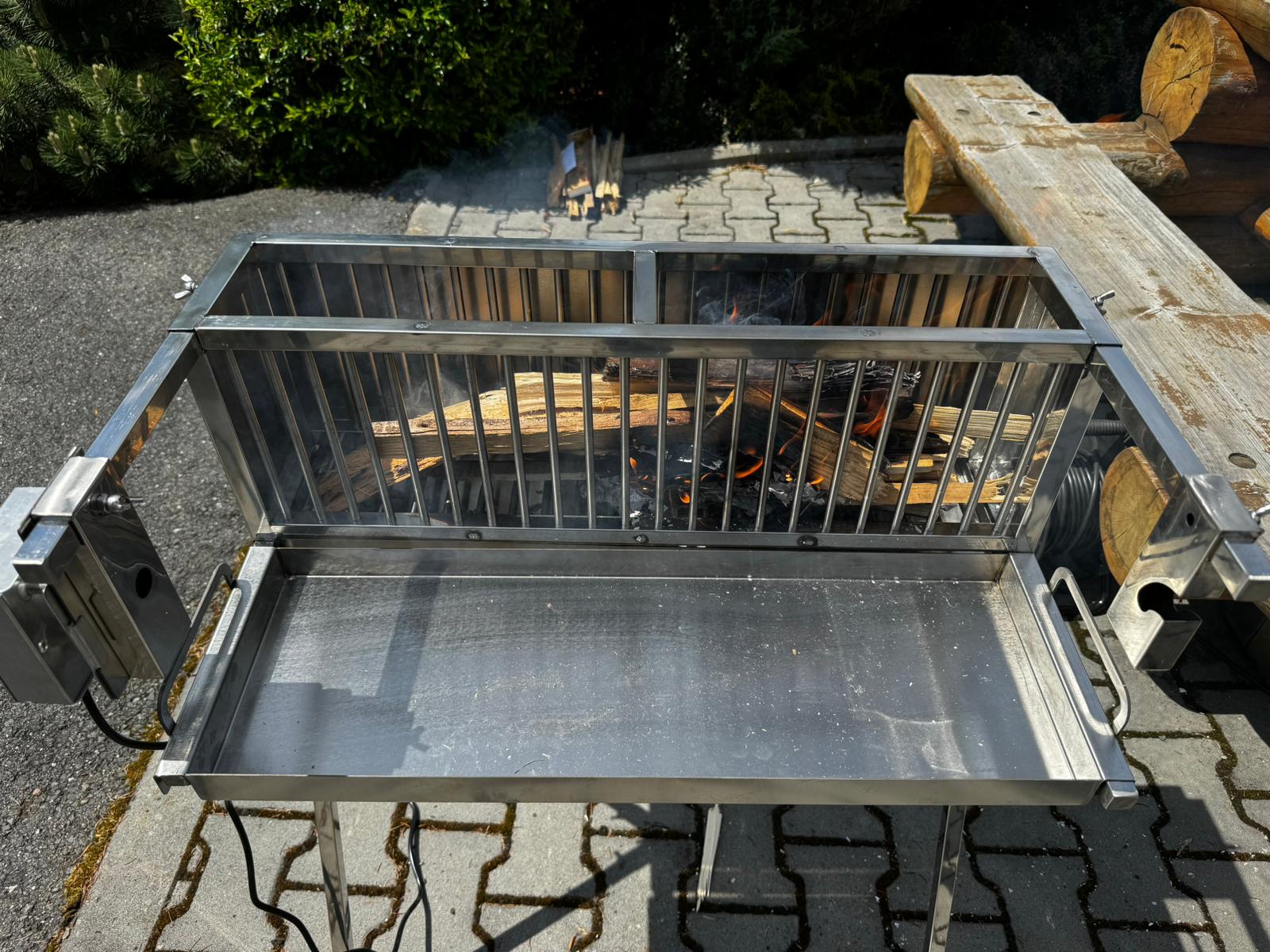 Nerezový gril na kuře, kýtu a pečeni, 1x Rotisserie UG Grill s bočním topeništěm
