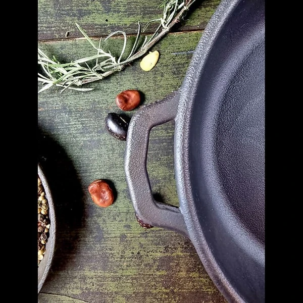 Maysternya litinová pánev 26 / 4 cm s dřevěným držadlem T303 hladká, černá