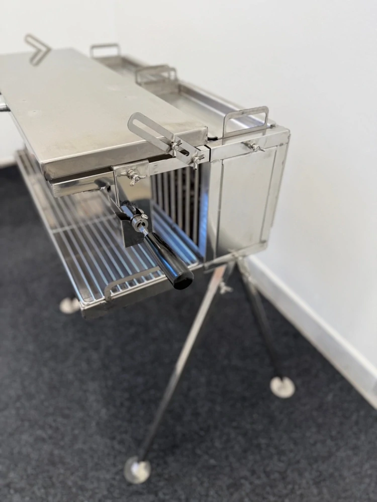 Nerezový gril na kuře, kýtu a pečeni S70 / 1x Rotisserie UG Grill s bočním topeništěm, 70 cm se stříškou
