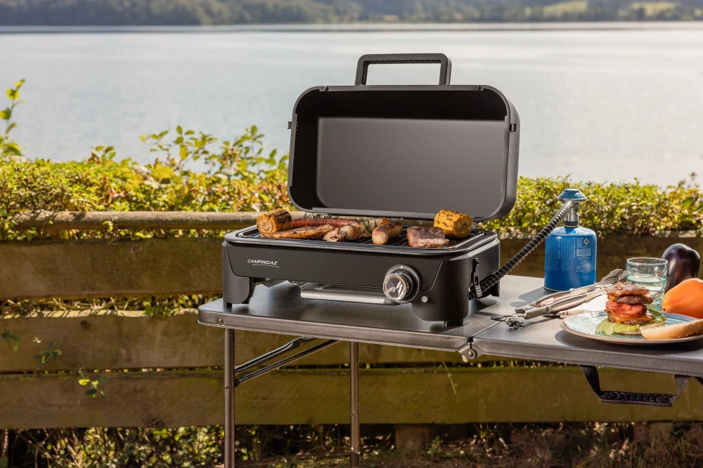 Campingaz Tour and Grill CV Plus 2201110, přenosný plynový gril 2,4 kW na kartuši + nohy, víko