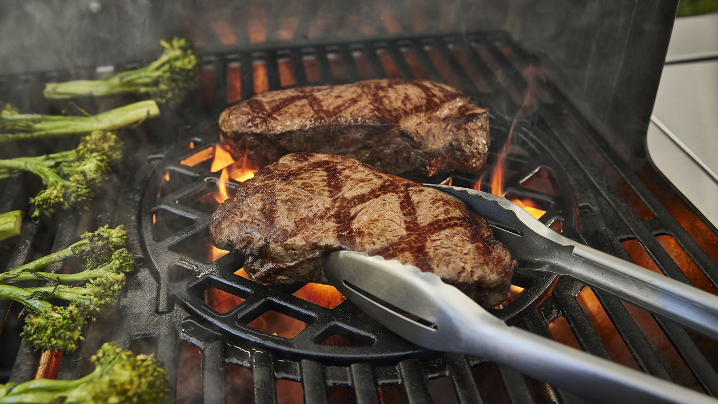 Weber Plynový gril Genesis E-335 W, 1501376, 17,9kW, 3 hořáky + vařič, Sear Zone, teploměr, černý