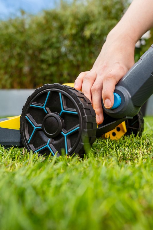 Gloria FineCut 230V kompaktní elektrická sekačka trávy 001320.0000, nožová 25 cm