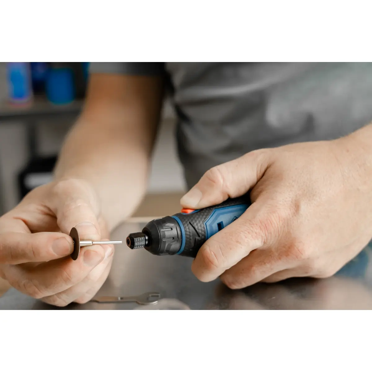 Dedra MAUS12 Aku mini-bruska, přímá 12V DED7340Z1 + 47 kusů příslušenství