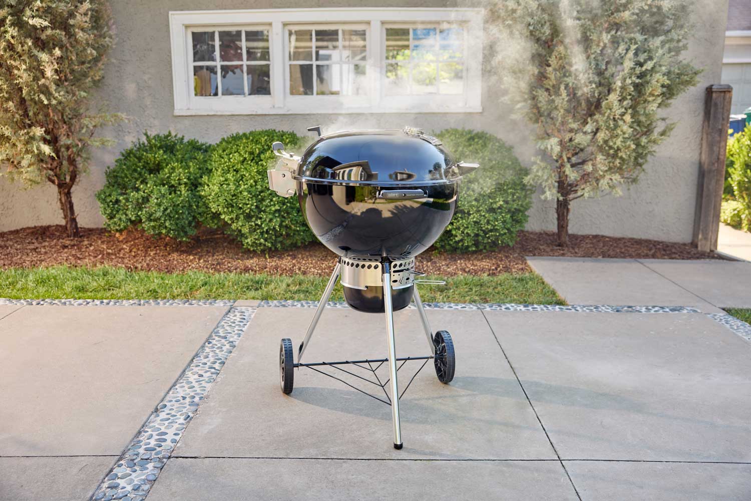 Weber Master-Touch GBS Premium E-5770, 57 cm gril na dřevěné uhlí 17301004, černý s pantem