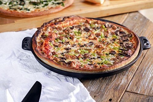 Litinový pekáč na pizzu Camp Chef 36cm CC-CIPZ14