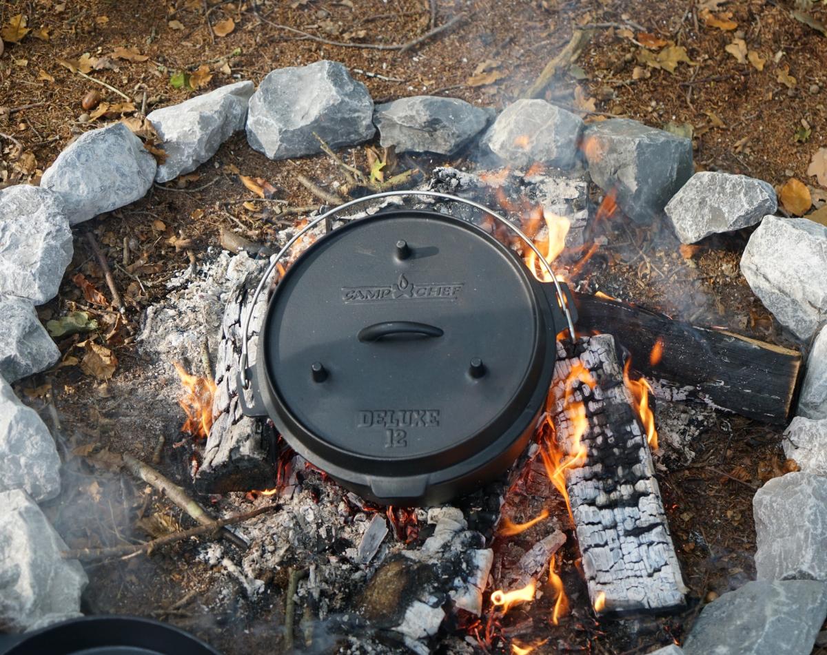 Litinový hrnec Camp Chef Deluxe Dutch Oven 25cm, 5l s poklicí a zvedákem CC-DO10 Holandská trouba