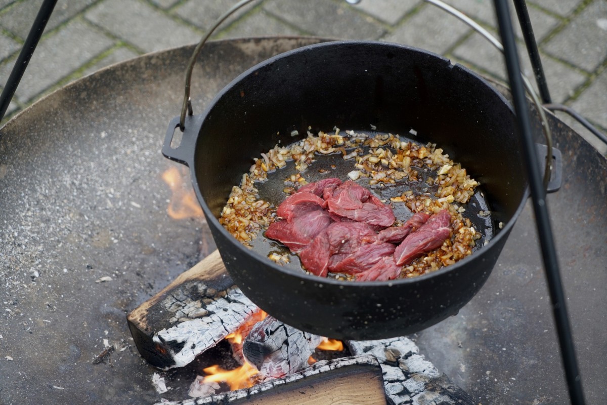 Litinový hrnec Camp Chef Deluxe Dutch Oven 30cm, 7l s poklicí a zvedákem CC-DO12 Holandská trouba