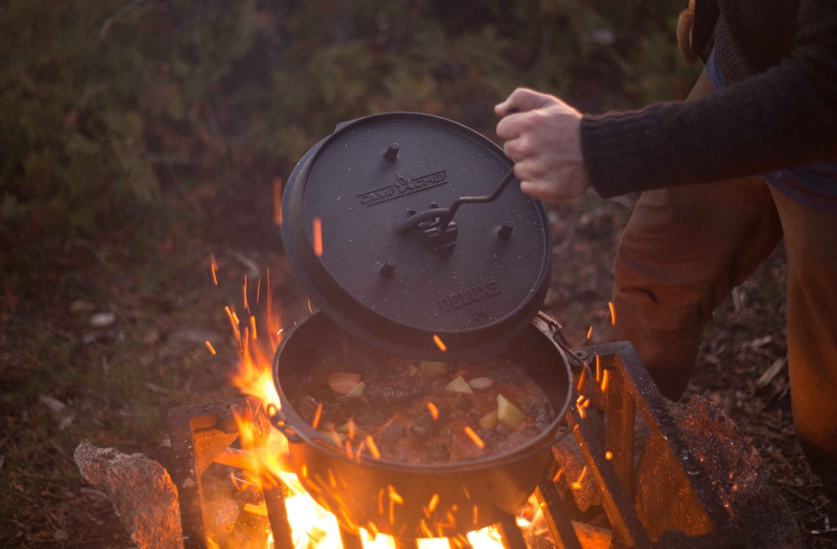 Litinový hrnec Camp Chef Deluxe Dutch Oven 35cm, 9l s poklicí a zvedákem CC-DO14 Holandská trouba