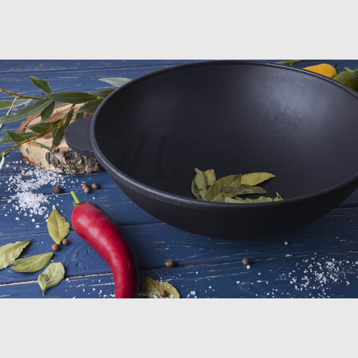 Litinová pánev 28 x 10 cm Wok 3,7l Brizoll W28, monolit