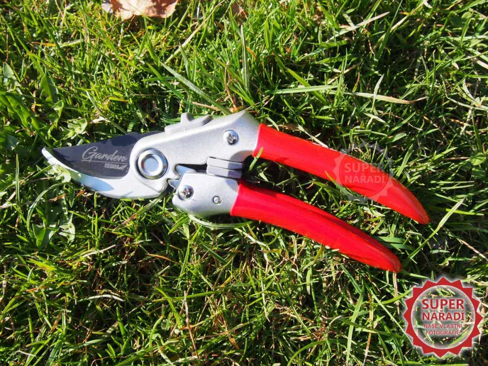 Zahradnické nůžky 20 cm Dedra 80A002 na živé výhonky do 20 mm, teflonová čepel