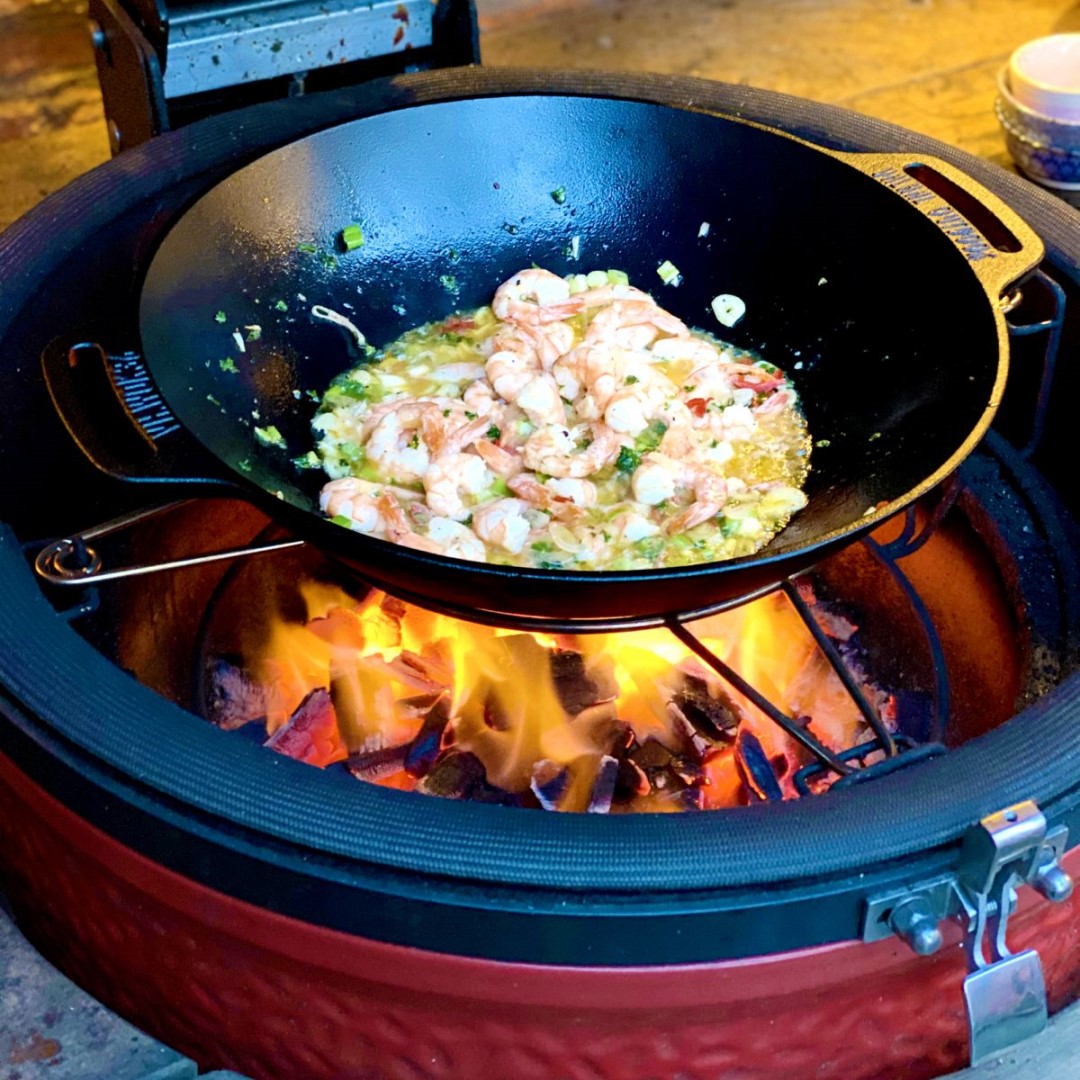 Litinová pánev WOK 36 cm Valhal Outdoor VH.WOK36, 2 madla
