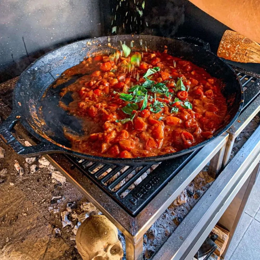 Litinová hluboká pánev 50 cm, dva úchyty Valhal Outdoor VH50H zkosená Gastro