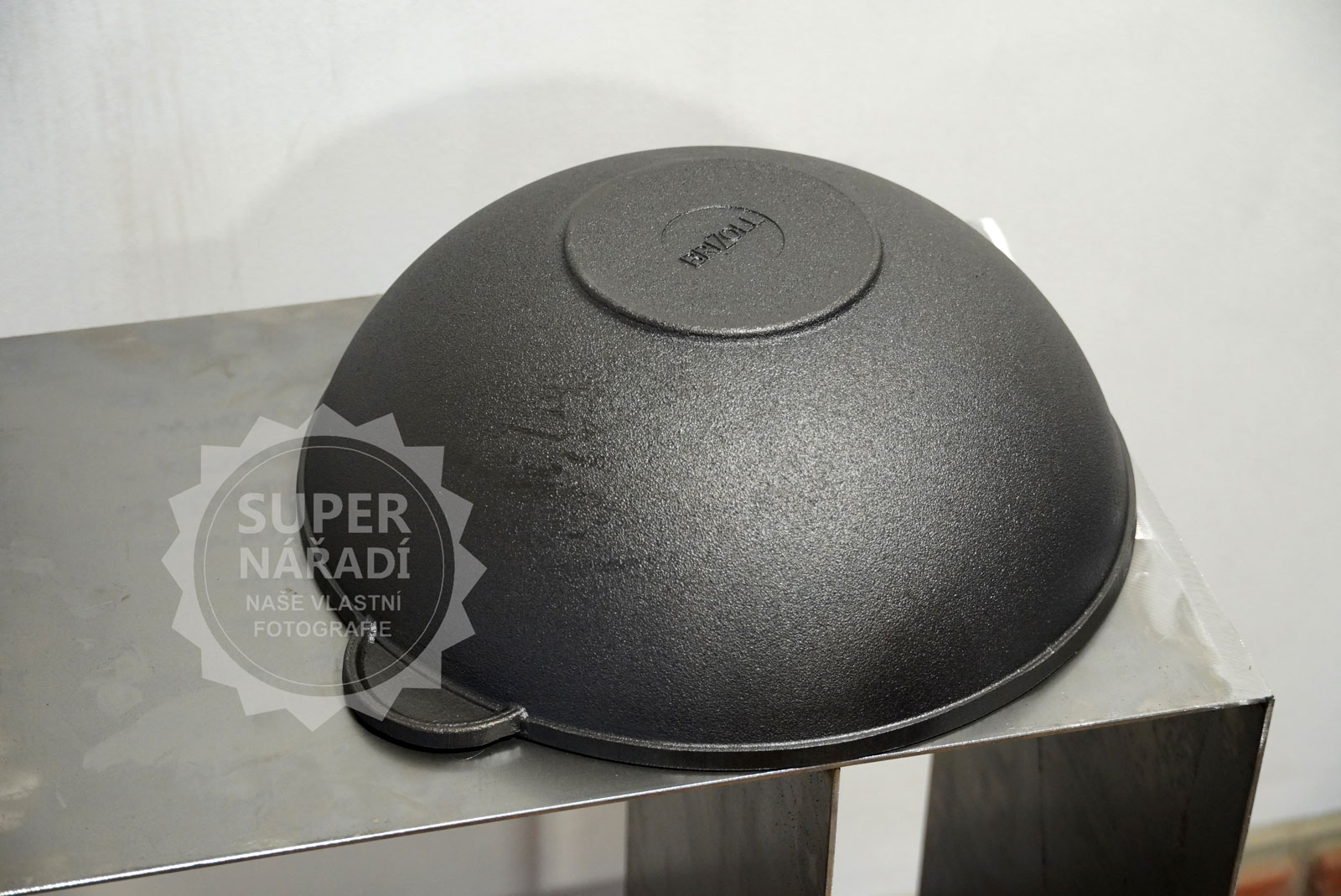 Litinová pánev 30 x 10 cm Wok 4,7l Brizoll W30, monolit