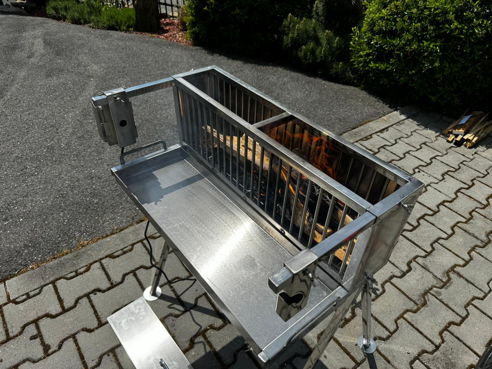 Nerezový gril na kuře, kýtu a pečeni, 1x Rotisserie UG Grill s bočním topeništěm