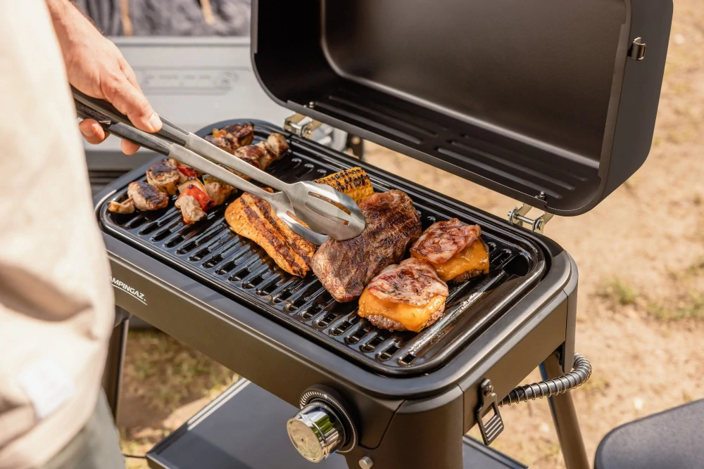 Campingaz Tour and Grill CV Plus 2201110, přenosný plynový gril 2,4 kW na kartuši + nohy, víko