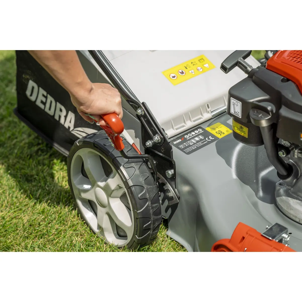 Dedra benzínová sekačka 2,9kW s pojezdem DED8724-46L, Loncin 166cm3, záběr 46cm, koš 60l