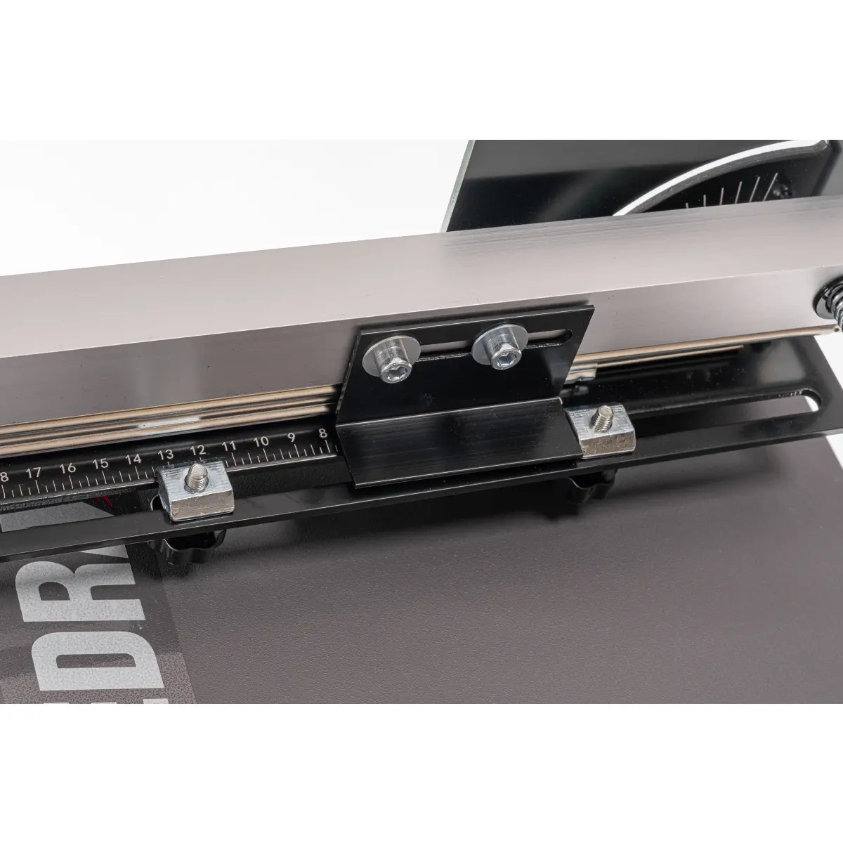 Řezačka na polystyren Dedra DED7509, 200 W, délka řezu 135 cm, stativ a boční plochy, max. síla 35 cm