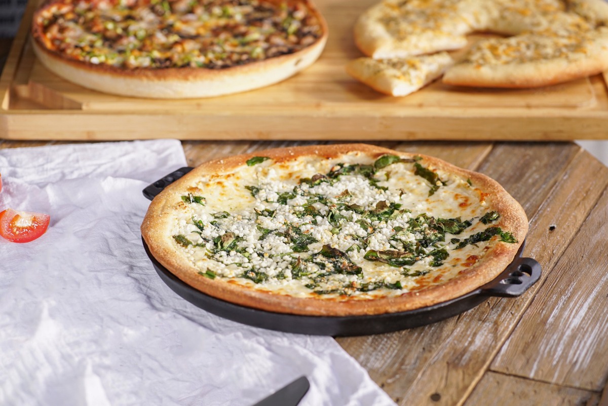 Litinový pekáč na pizzu Camp Chef 36cm CC-CIPZ14
