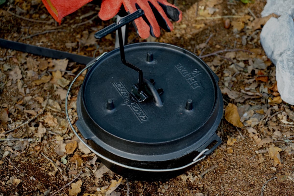 Litinový hrnec Camp Chef Deluxe Dutch Oven 30cm, 7l s poklicí a zvedákem CC-DO12 Holandská trouba
