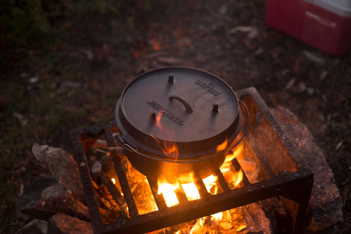Litinový hrnec Camp Chef Deluxe Dutch Oven 35cm, 9l s poklicí a zvedákem CC-DO14 Holandská trouba