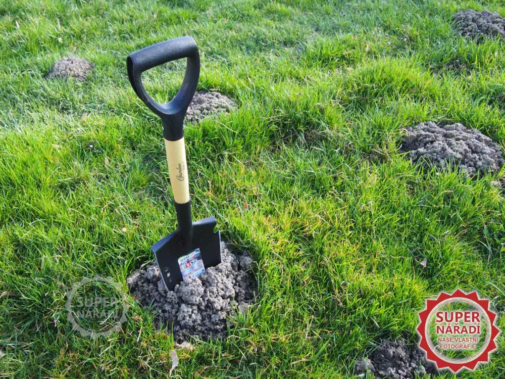 Mini rýč - lopatka 68 cm Dedra 80C001 s dřevěnou násadou, špičatý