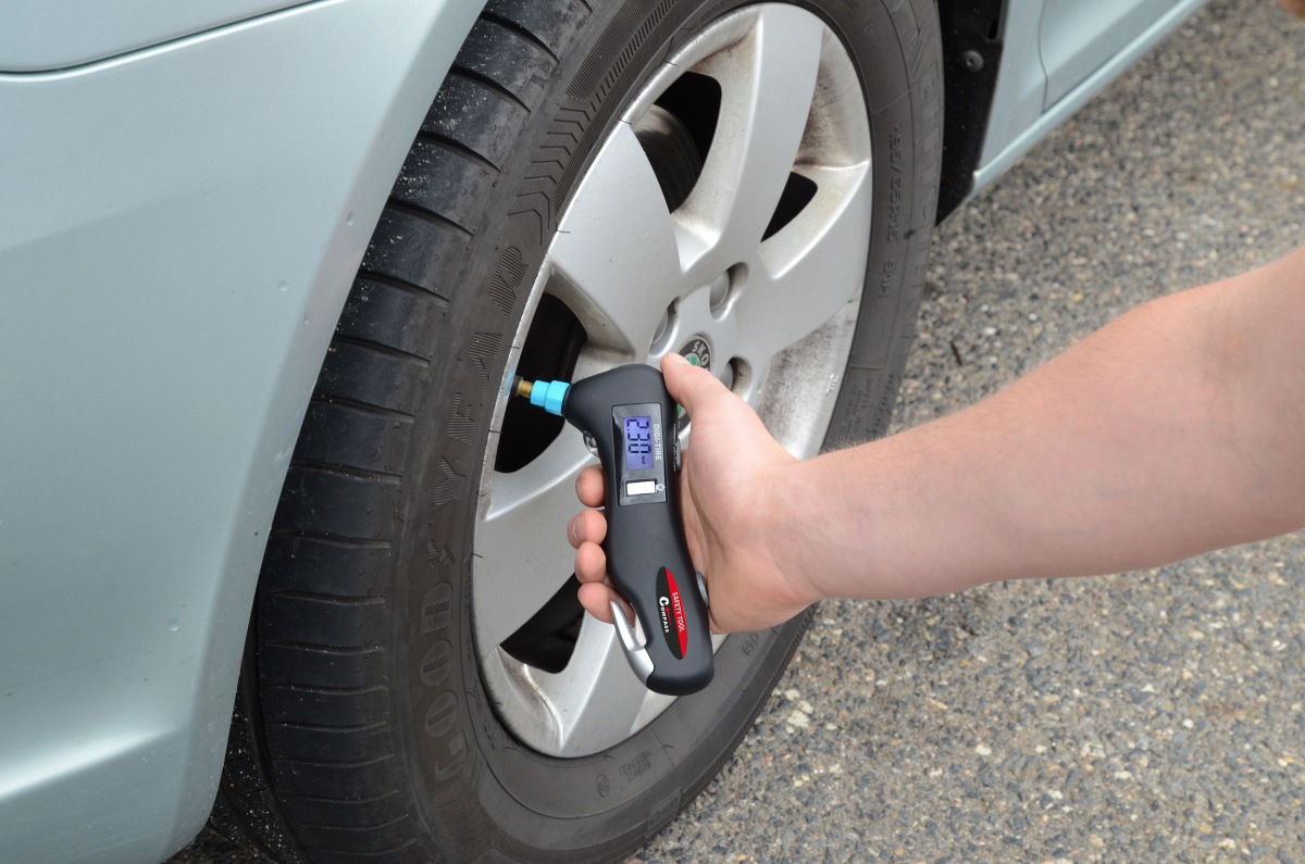 Pneuměřič 1-10 Bar, digitální Compass 09338 měřič tlaku v pneumatikách Safety Tool