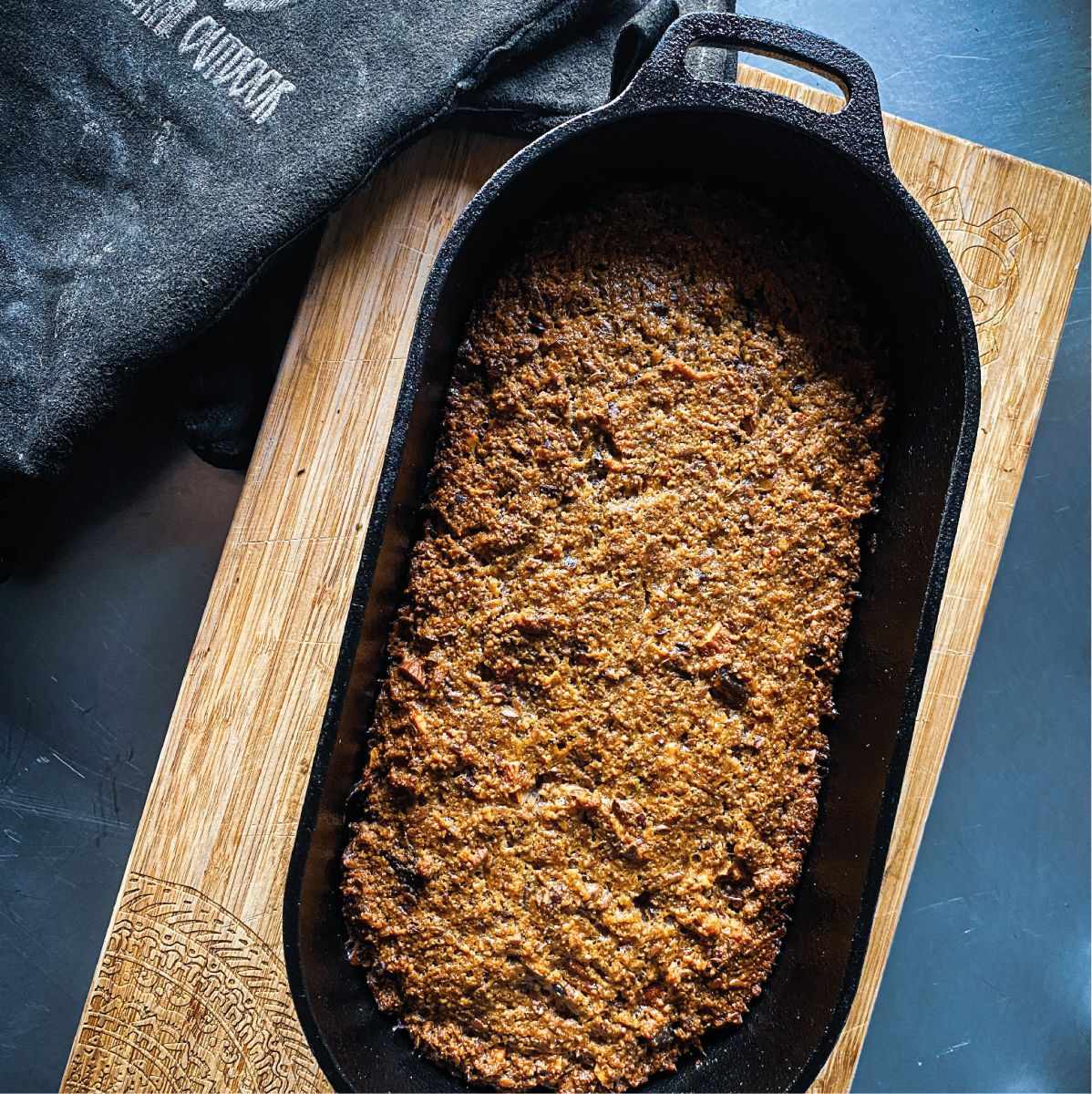 Litinový oválný hrnec 2 l, Dutch Oven Valhal Outdoor VH2L multifunkční