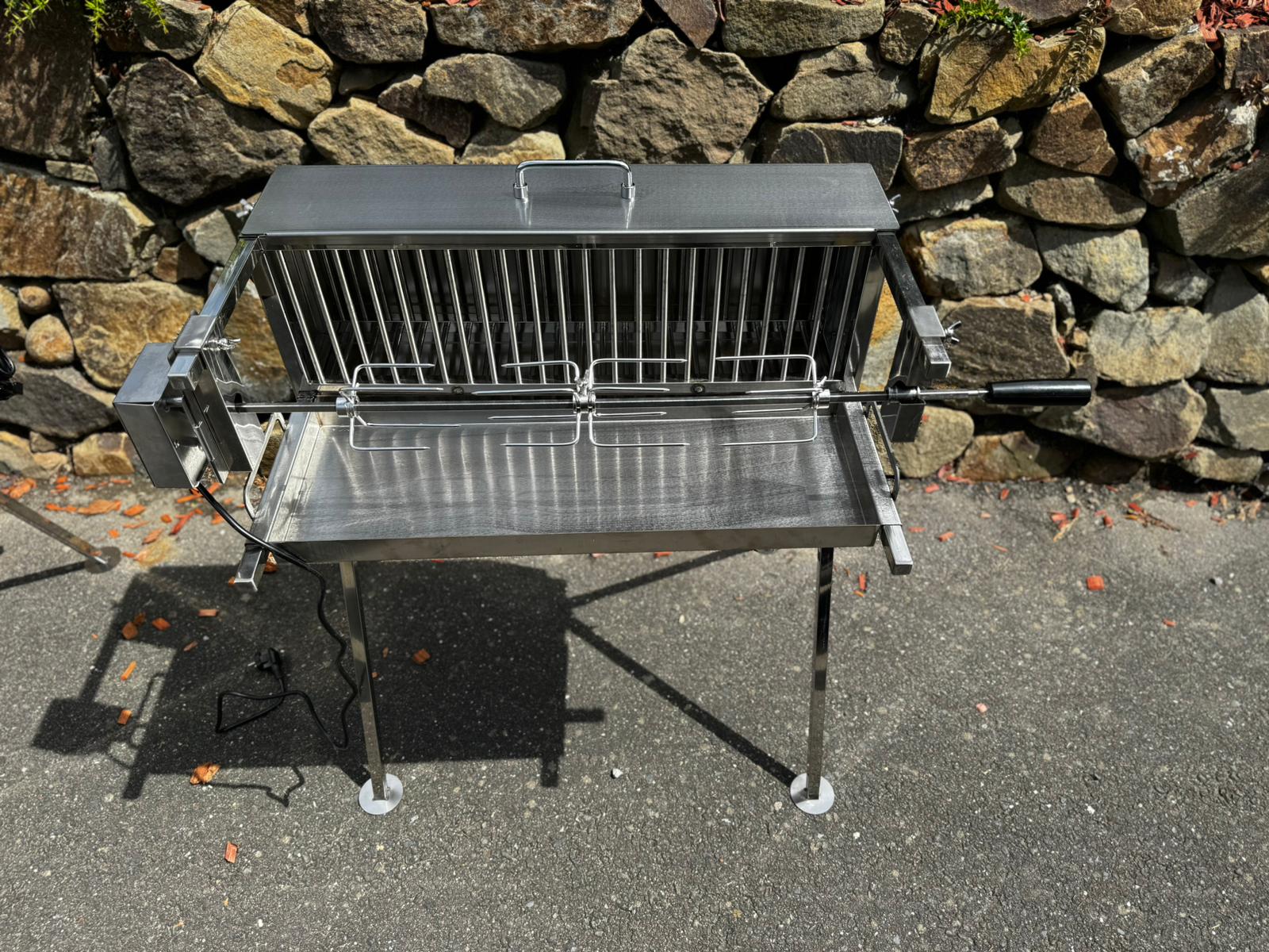Nerezový gril na kuře, kýtu a pečeni, 1x Rotisserie UG Grill s bočním topeništěm