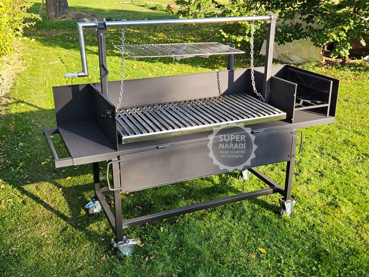 Gfire Gril na dřevo Argentina V24 2.0 V-rošt 123x60 cm polohovatelný, Gfire Alonso + kladka, topeniště