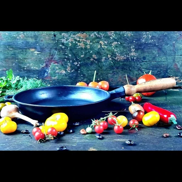 Maysternya litinová pánev 26 / 4 cm s dřevěným držadlem T303 hladká, černá