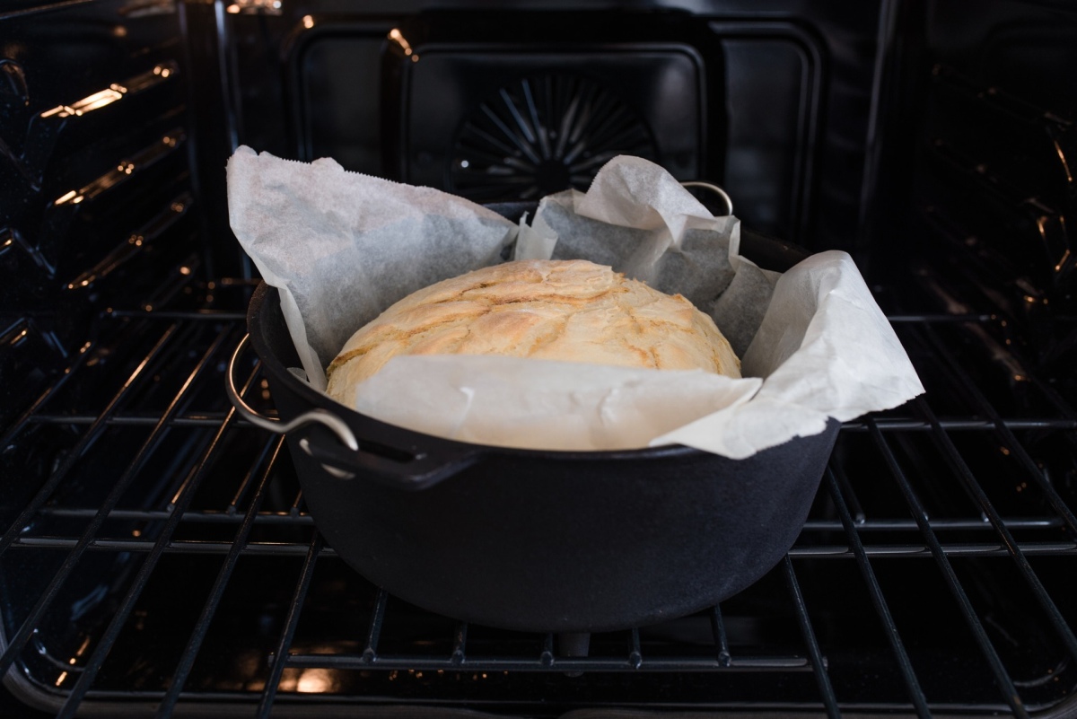 Litinový hrnec Camp Chef Deluxe Dutch Oven 25cm, 5l s poklicí a zvedákem CC-DO10 Holandská trouba