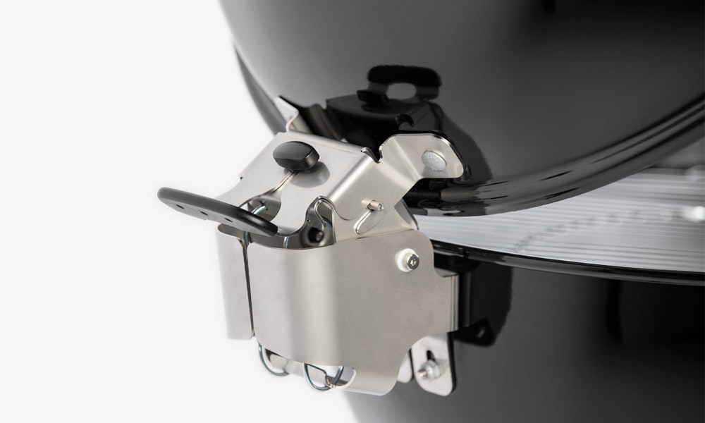 Weber Master-Touch GBS Premium E-5775 57cm gril, černý 17401004 na dřevěné uhlí s pantem